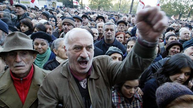 Митингующие требуют отставки Шеварднадзе. 14 ноября, 2003 год