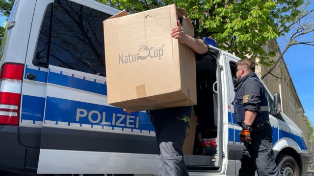 Полиция грузит в фургон картонный ящик