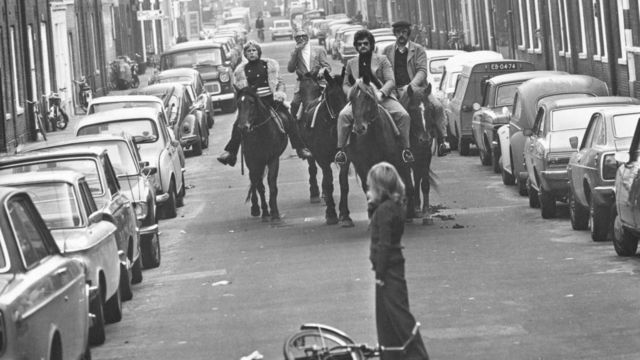 Четыре всадника в Амстердаме 4 ноября 1973 года. Власти ввели «день без машин», чтобы экономить горючее из-за нефтяного кризиса