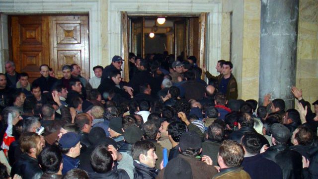 Митингующие врываются в парламент, требуя отставки Шеварднадзе 
