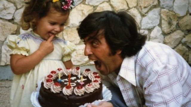  Рами с дочерью смеются, глядя на торт в честь ее дня рождения