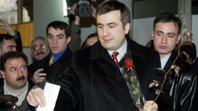 Михаил Саакашвили голосует на президентских выборах 2004 года 