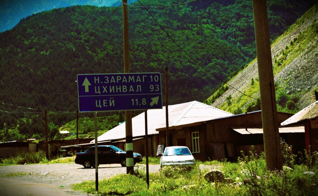 povorot na czej czhinval pryamo panoramio политика featured, Абхазия, Грузия-Россия, Южная Осетия