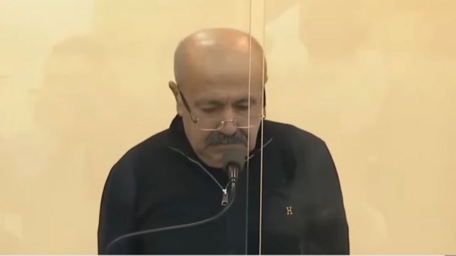 Вагиф Хачатрян в суде за стеклом
