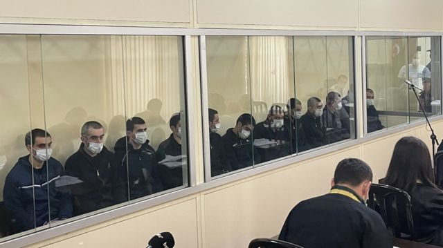 Армянские солдаты сидят за стеклом в зале суда