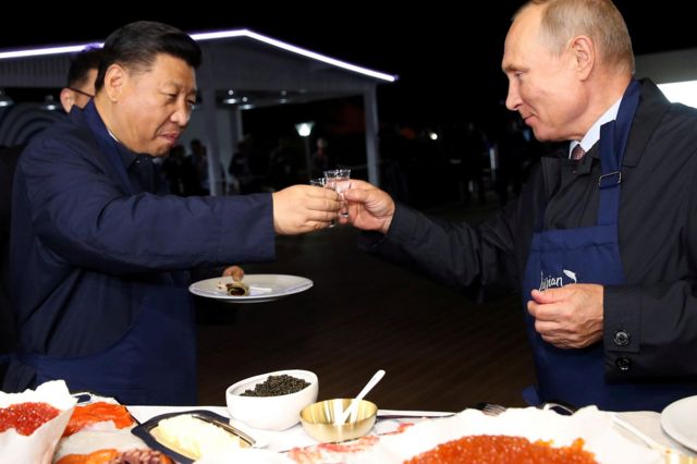 Си и Путин выпивают во Владивостоке в 2018 году