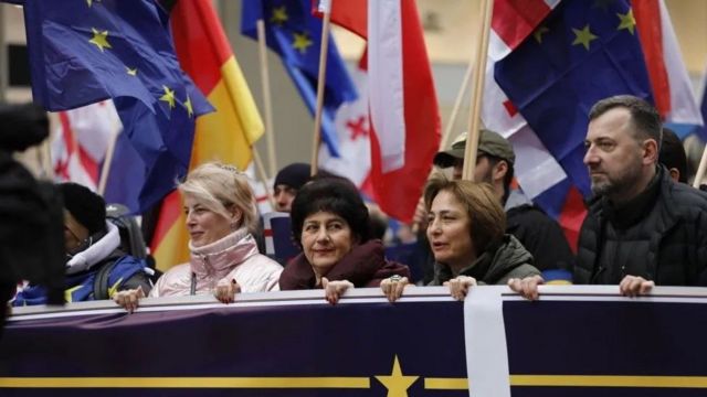 Участники акции развернули огромный флаг ЕС, символизирующий европейские стремления грузинского общества. На марше в поддержку заявки Грузии на членство в ЕС в Тбилиси, Грузия, 9 декабря 2023 года