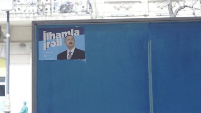 Предвыборный стенд на котором только плакат с Алиевым