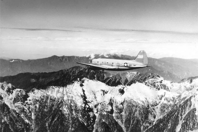 самолет США над Гималаями