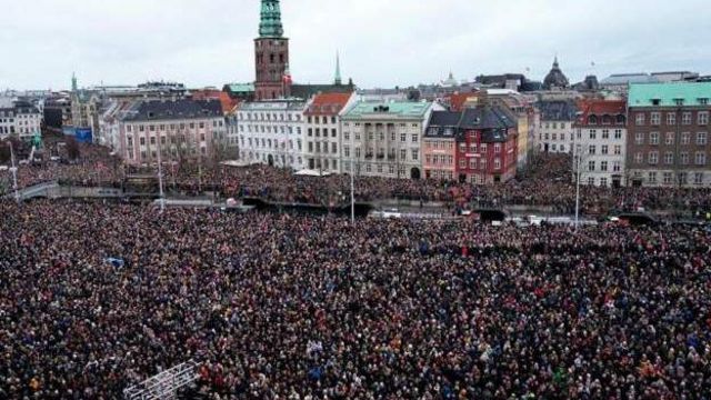 Толпа приветствует ногого короля в Копенгагене 