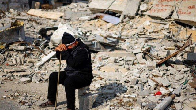 Мужчина в Газе, вокруг разрушения