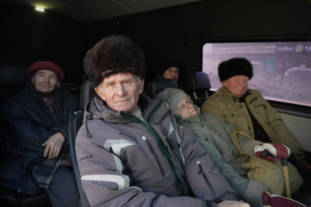Эвакуированные пассажиры в Мирнограде (спереди – Виктор, сзади слева – Екатерина Васильевна) 