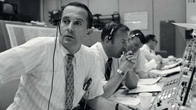 Чарльз Дюк в центре управления полетами во время экспедиции "Аполлон-11"