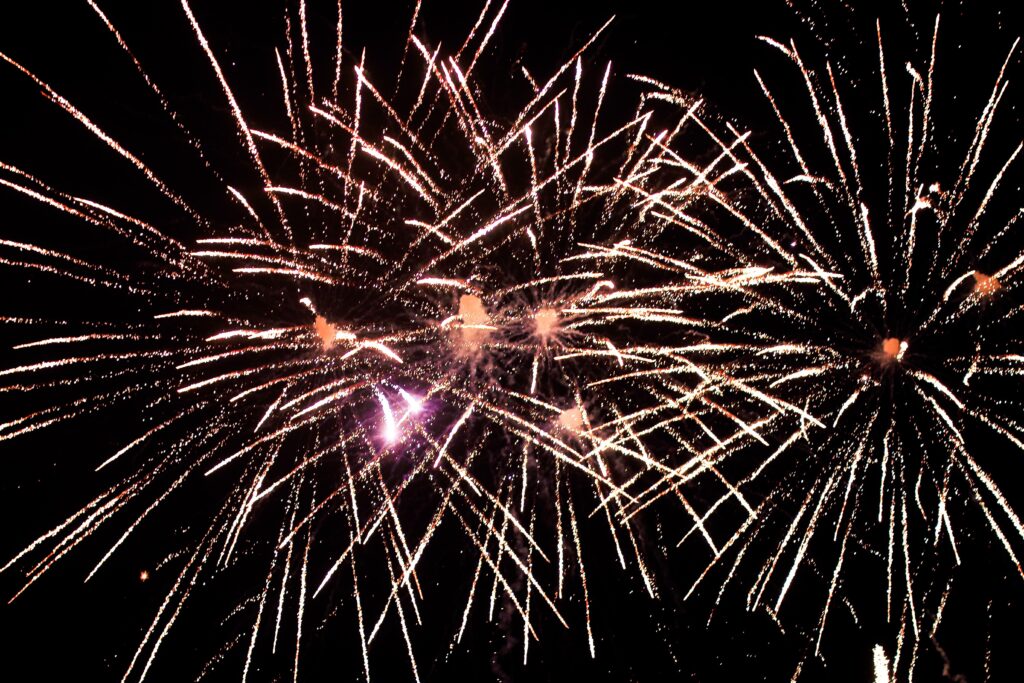 fireworks 2023 11 27 05 17 52 utc общество featured, новый год