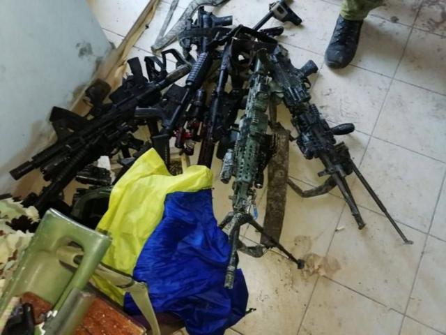 Оружие и флаг Украины, которые якобы были изъяты россияйскими военными у убитых бойцов ССО ВСУ
