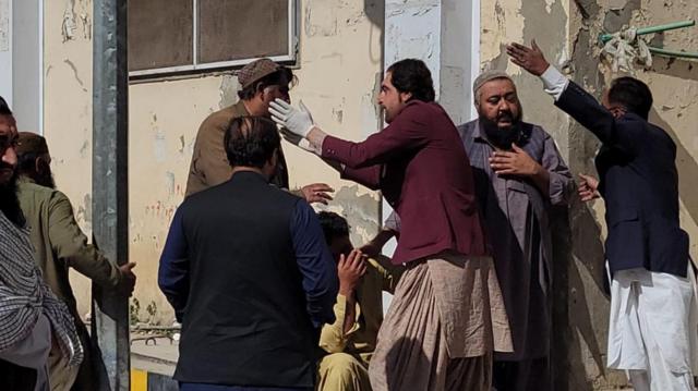 Пострадавшие при взрыве в Пакистане у здания больницы