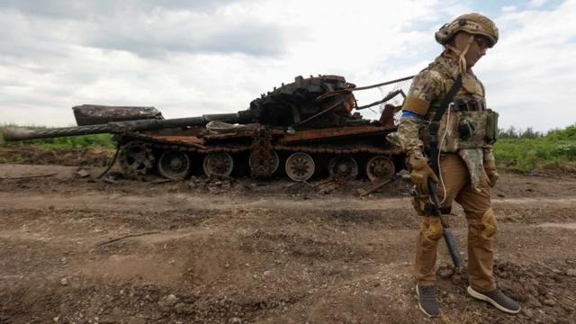 сожженный танк в Украине
