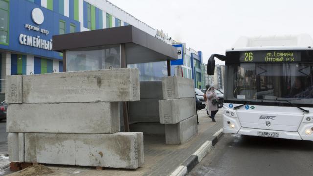 На остановках в Белгороде установили бетонные блоки для защиты от обстрелов