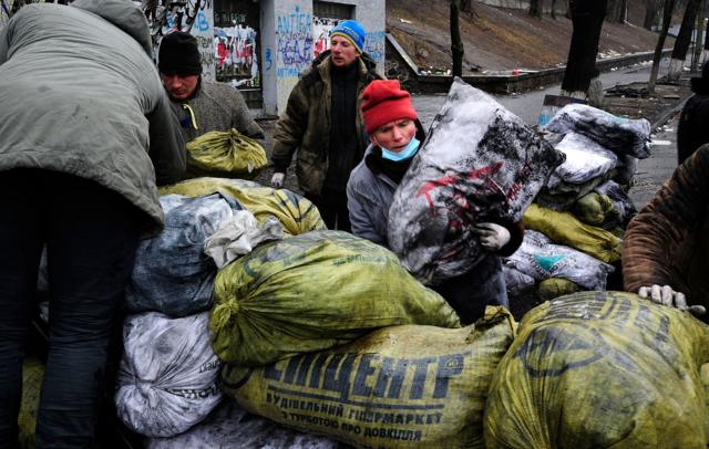 Укрепление баррикад в Киеве