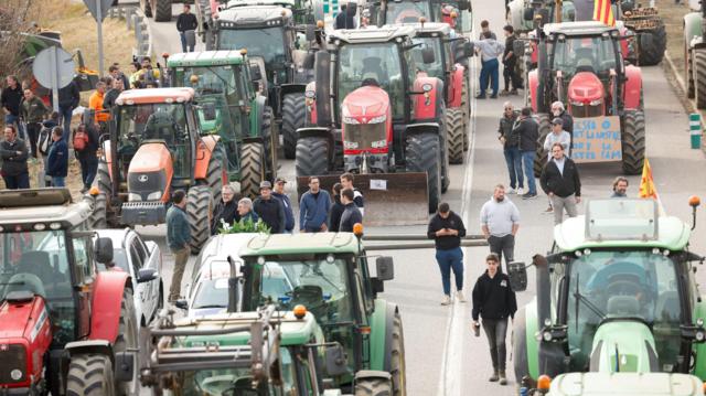 Испанские фермеры блокируют шоссе под Жироной 6 февраля в знак протеста против роста цен, налогов и "зеленого" регулирования