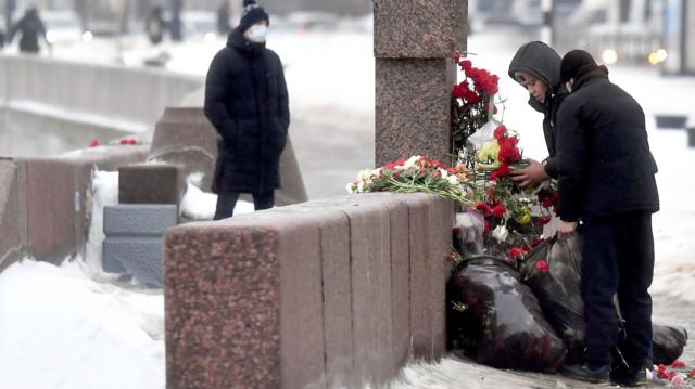 В Петербурге убирают цветы со стихийного мемориала Навальному