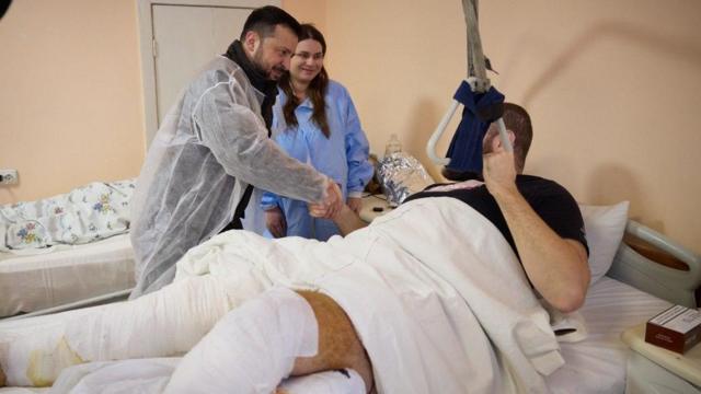 Зеленский навещает раненых в больнице в Харьковской области
