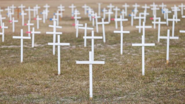 Мемориал из 700 крестов в память о мигрантах, погибших в 2023 году при переходе границы США с Мексикой в техасском Игл-Пассе