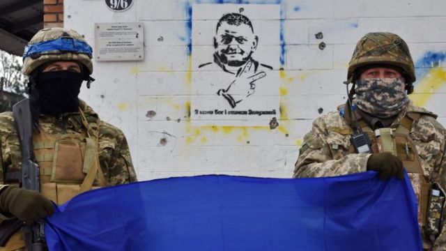 Украинские военные на фоне граффити с Залужным