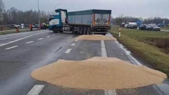 Груды зерна на дороге