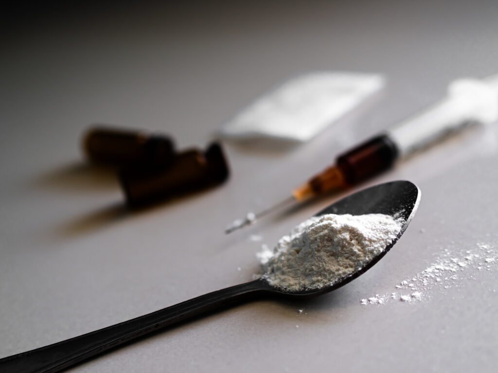 heroin drug powder needle in spoon cocaine addict 2023 11 27 05 35 50 utc общество featured, наркополитика, наркотики