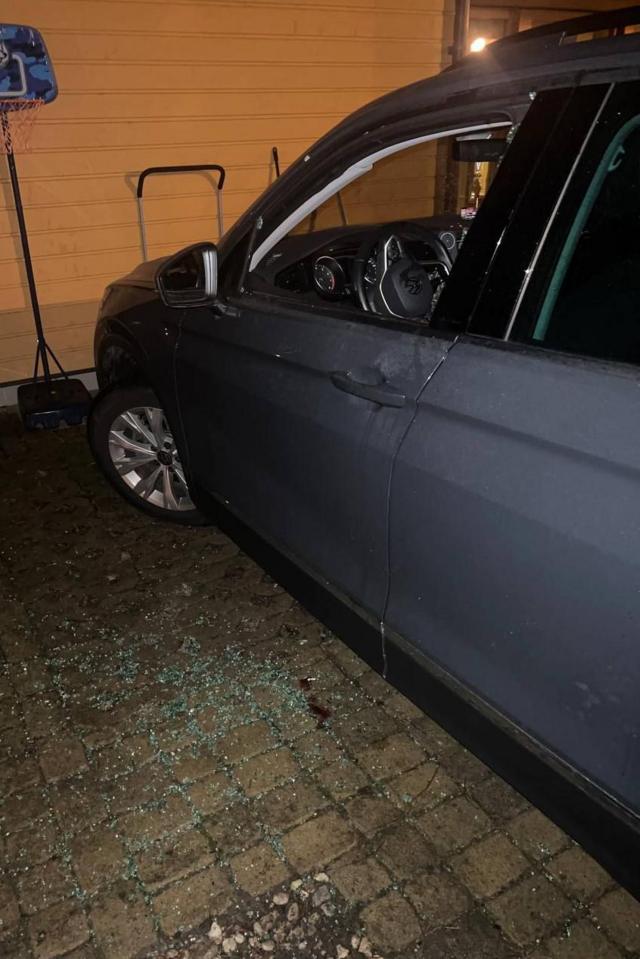 Иван Жданов опубликовал фото машины Волкова после нападения
