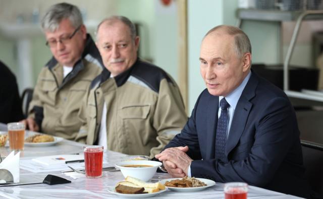 Путин за обеденным столом