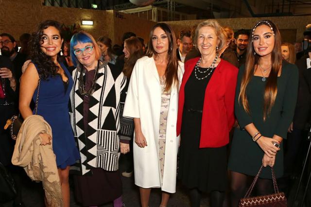 Дочери президента Лейла Алиева (крайняя слева) и Арзу Алиева (крайняя справа) на выставке в Лондоне в 2014 году.
