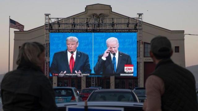 Трамп и Байден во время дебатов кандидатов в президенты в 2020 году