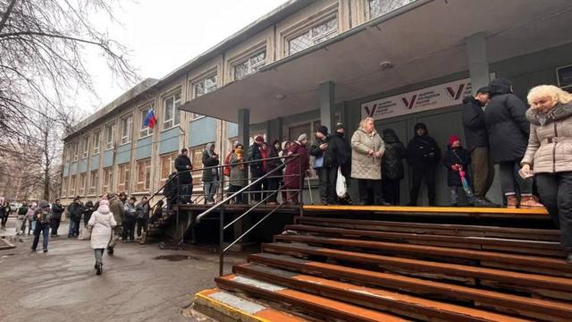 Очередь у избирательного участка в Санкт-Петербурге 