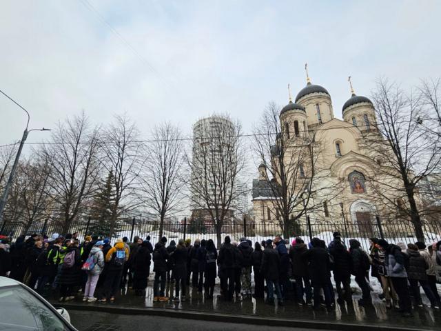 Люди возле храма, где отпевали Навального