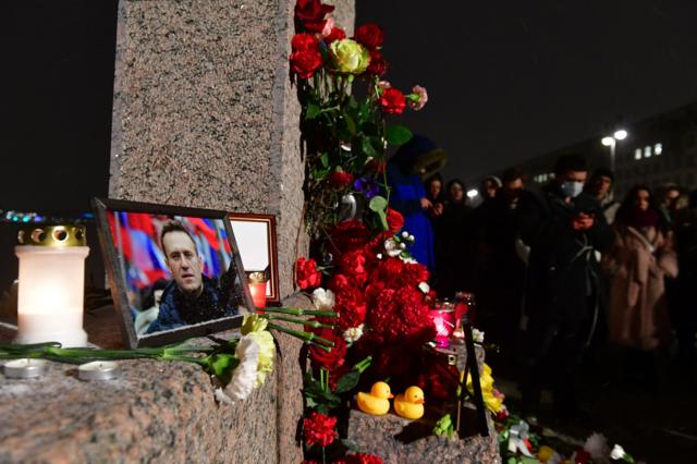 Цветы у импровизированного мемориала в Петербурге
