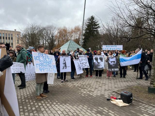Протестная акция напротив российского посольства, Рига, Латвия