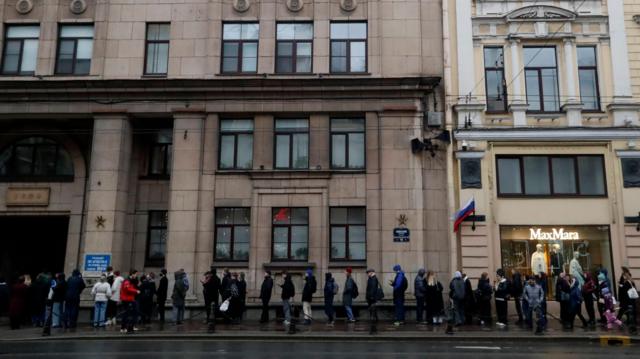 Очередь избирателей на Невском проспекте в Санкт-Петербурге