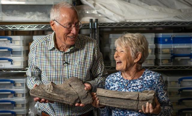 Пожилая пара с окаменелыми костями
