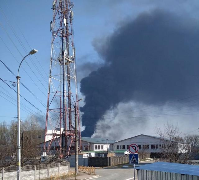 Дым из района, где была уничтожена российская колонна