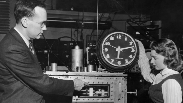 Одни из первых атомных часов, созданных в 1950-е годы
