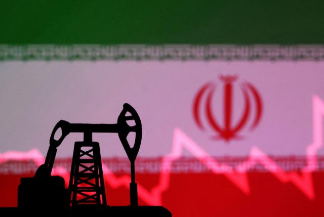 Иранский флаг и нефтяная вышка