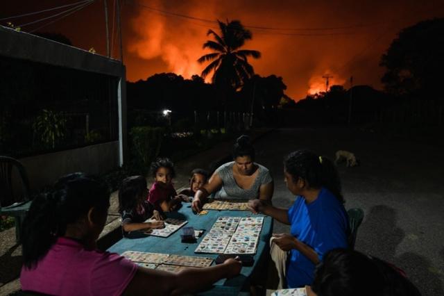 Местные жители в городе Пунта-де-Мата в Венесуэле играют в лото