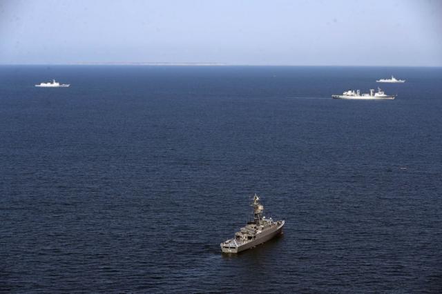 Три военных корабля в море