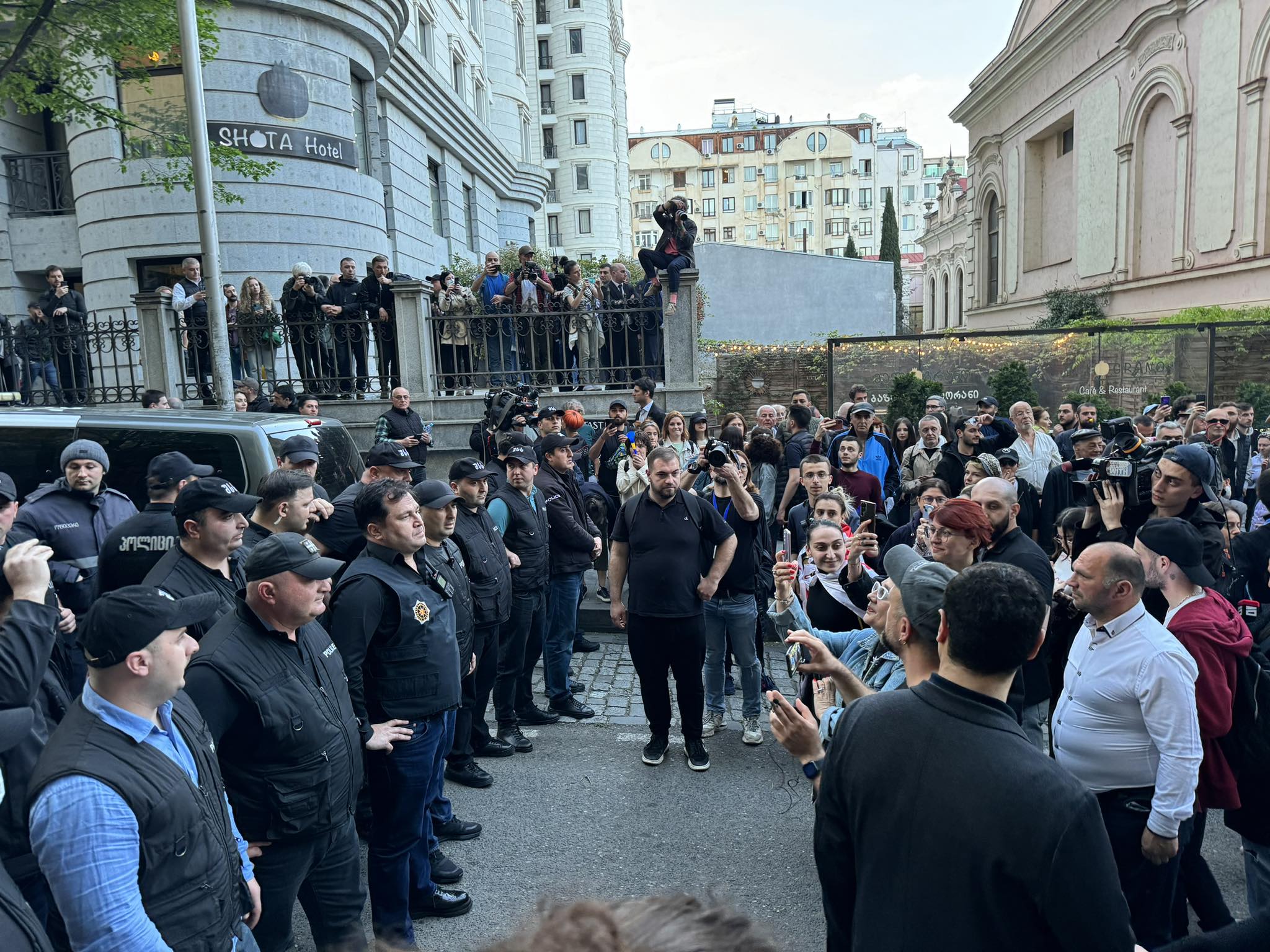 437712135 974343804300140 683272639302834201 n новости "Ахали", акция протеста в тбилиси, закон об иноагентах в грузии, Ника Гварамия, Ника Мелия, парламент Грузии