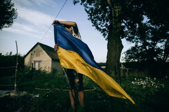Мальчик с украинским флагом