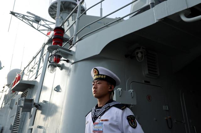 Военный моряк в карауле на палубе