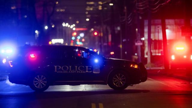 Полицейская машина на ночной улице