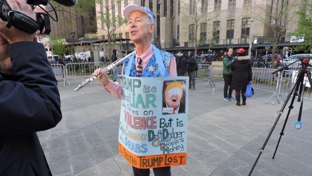 Демонстрант с плакатом